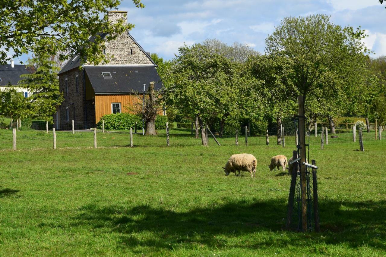 Gites De La Croix Du Bourg Le Mesnil-Ozenne エクステリア 写真